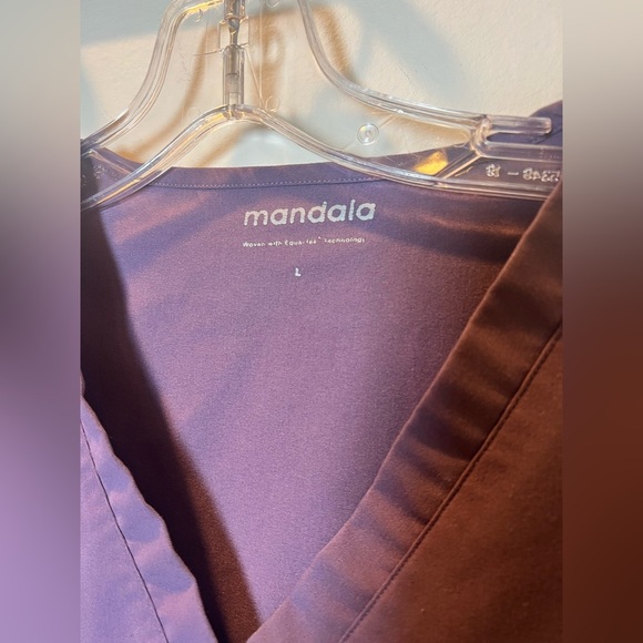 Mandala 6 pocket Scrub Top size L - Picture 2 of 3